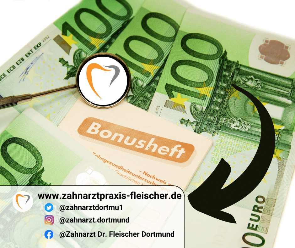 So sparen Sie Geld mit Vorsorge. Das Bild zeigt ein Bonusheft, Geldscheine und einen Zahnarztspiegel mit dem Logo unserer Praxis - einem stilisierten Herz in Zahnform - Zahnarztpraxis Dr. Fleischer, Ihr Zahnarzt mit Herz in Dortmund Bonusheft ist bares Geld wert Foto: Yantra via Adobe